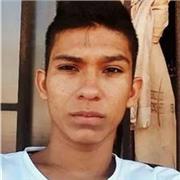 Profesor de ciencias sociales y políticas imparte clases. A niños de primaria y jóvenes de secundaria